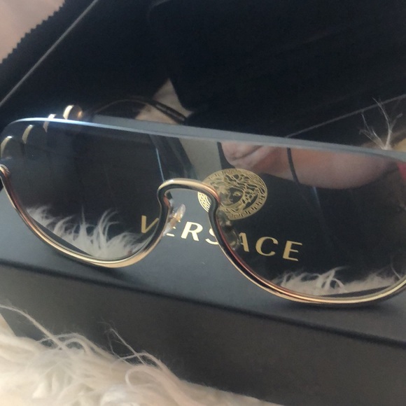Gorgeous VERSACE piece sunglasses 🌺 - Picture 4 of 5